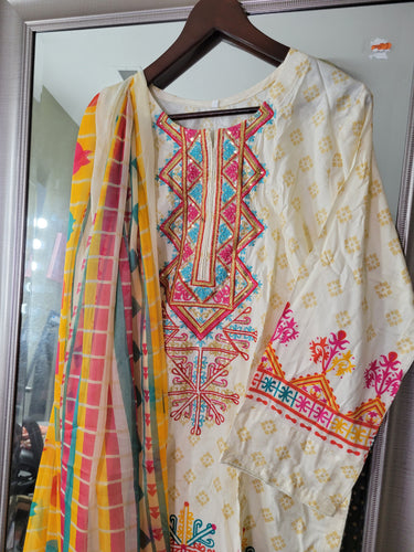 Embroidered 3 Piece Lawn Suit 13